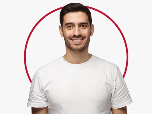 Nasmiješen muškarac u bijeloj majici kratkih rukava sretan je nakon liječenja gljivične infekcije prepona Canestenom