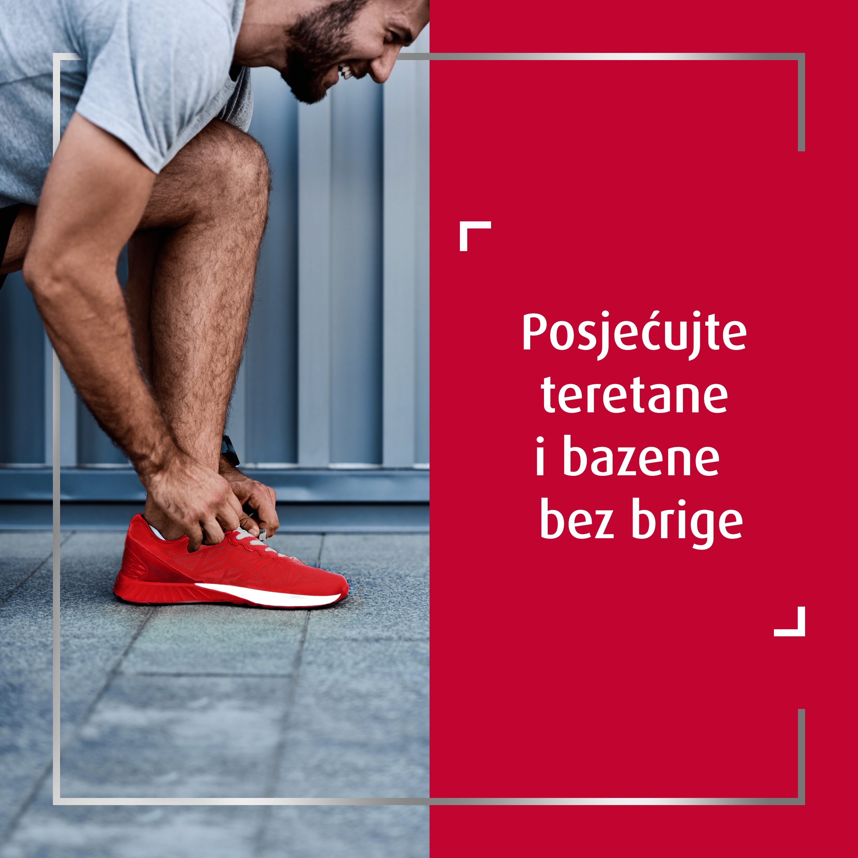 Nasmiješen muškarac u kratkim hlačama veže crvenu tenisicu 