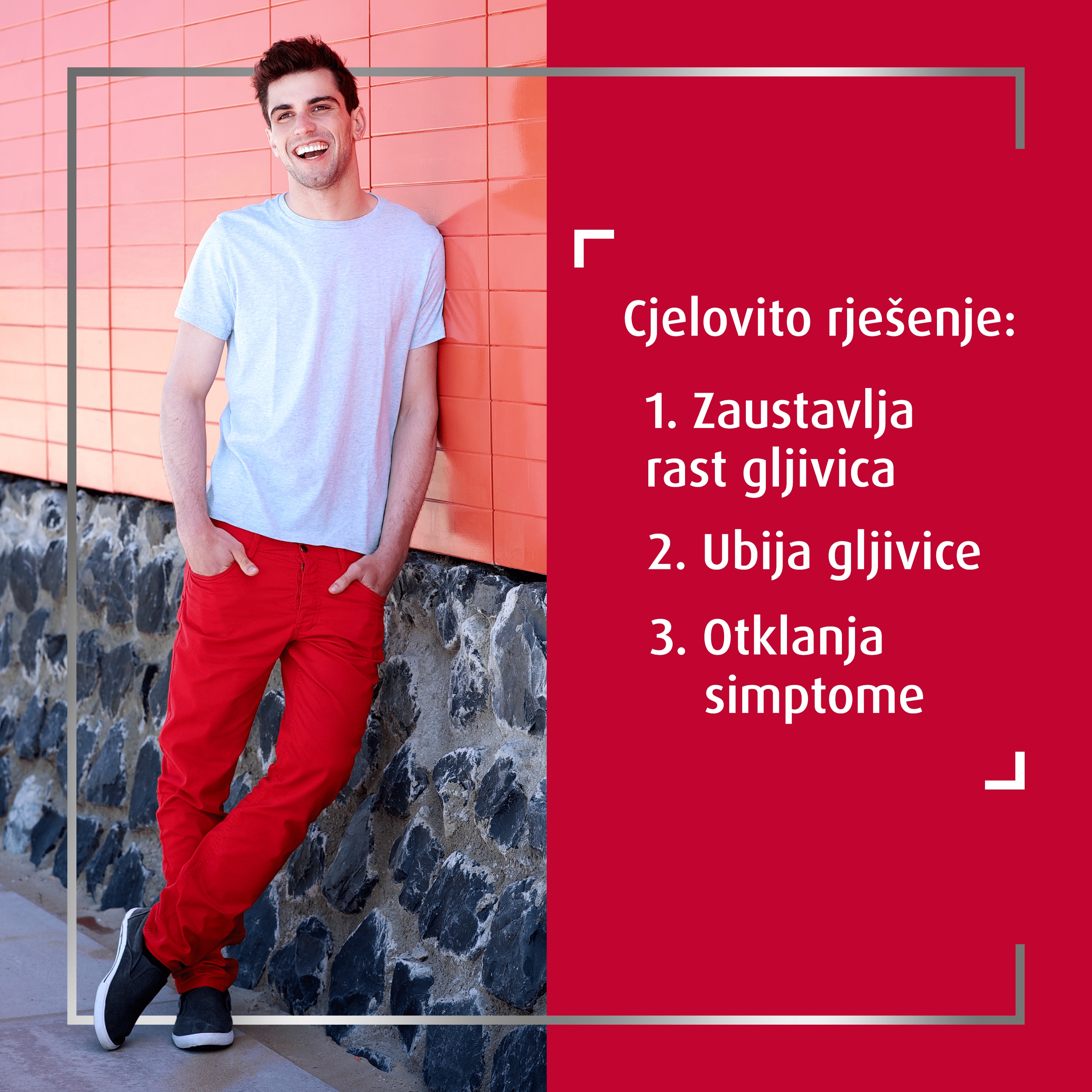 Sretan mlad muškarac drži ruke u džepovima i naslanja se na zid 