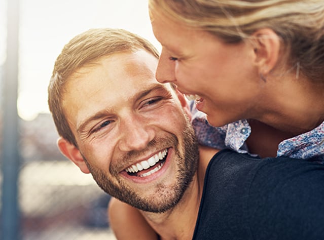 Nasmiješen mlad par zabavlja se i sretan je nakon primjene lijeka Canesten